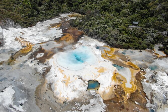 Self-Guided Geothermal Tour in Orakei Korako - The first sights on the 2.5-kilometre boardwalk