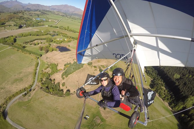 Tandem Hang Gliding - Flying above Queenstown for the main event