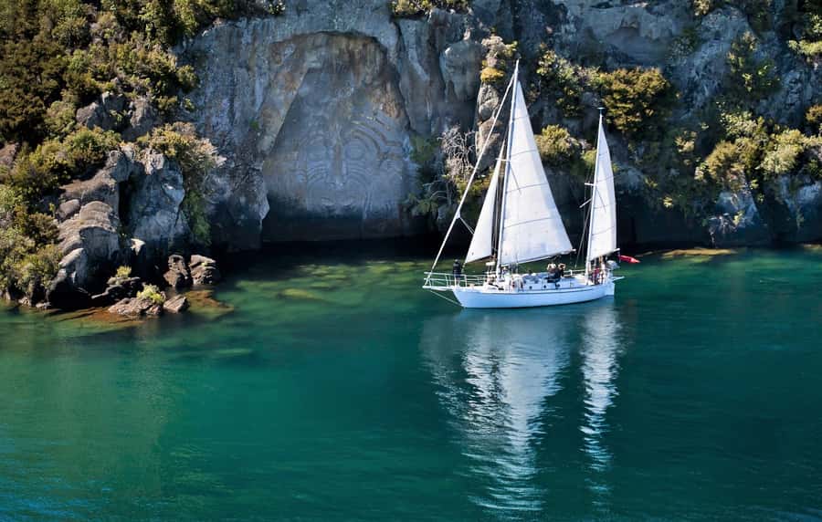 Taupō: Sail Barbary Eco Sailing to the Maori Rock Carvings - The 15-minute safety briefing in Taupō