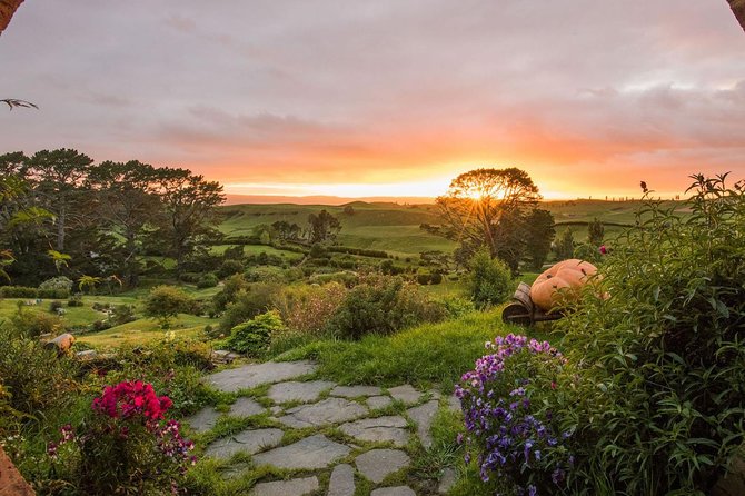 Tauranga-Hobbiton-Rotorua : Movie Set & Geysers: Private Tour - Hobbiton: walking through the real Shire