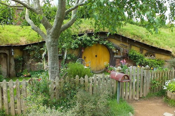 Tauranga-Hobbiton-Rotorua : Movie Set & Geysers: Private Tour - The Green Dragon Inn and what admission includes