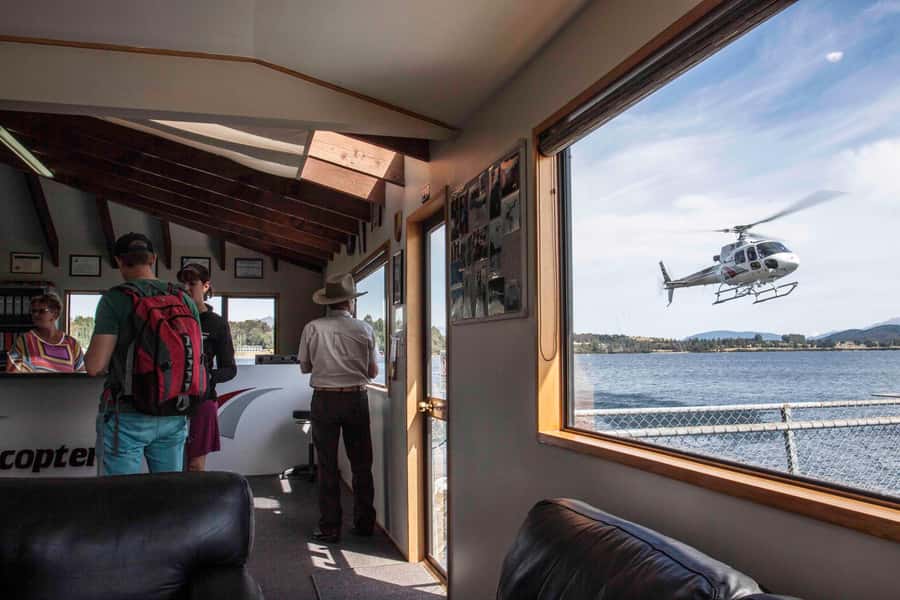 Te Anau: 30-Minute Fiordland National Park Scenic Flight - Hidden Lakes, alpine water, and mountain tarns