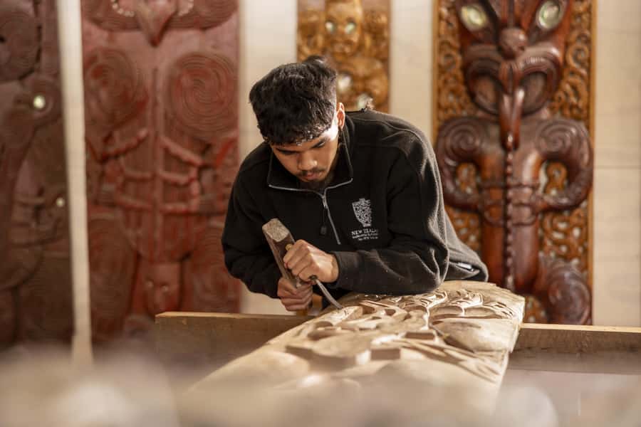 Te Puia: Te Rā Guided Day Tour - Weather, shoes, and accessibility