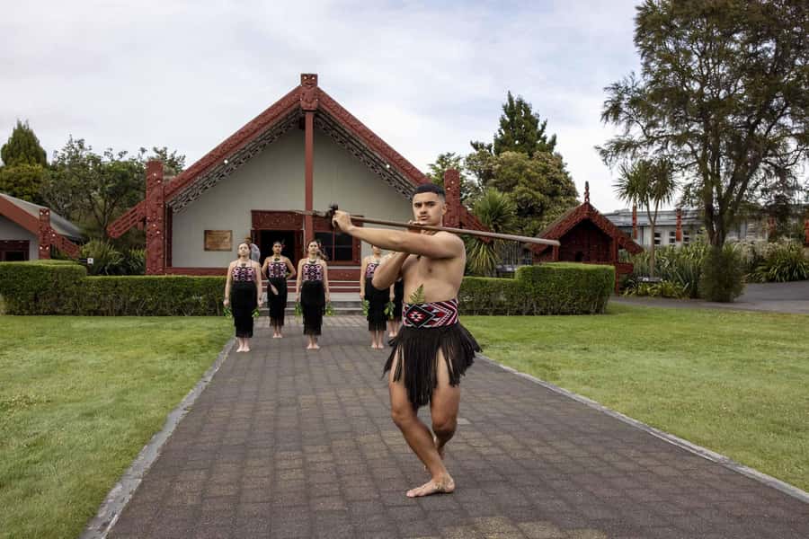Te Puia: Tuku Iho Trail with Cultural Show - Rotowhio marae and the Māori Arts and Crafts Institute