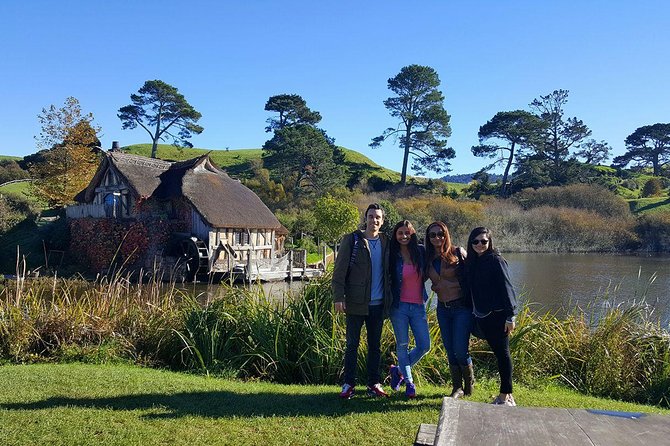 The Hobbiton Movie Set Small-Group Guided Tour from Auckland - Leaving Auckland before the city wakes