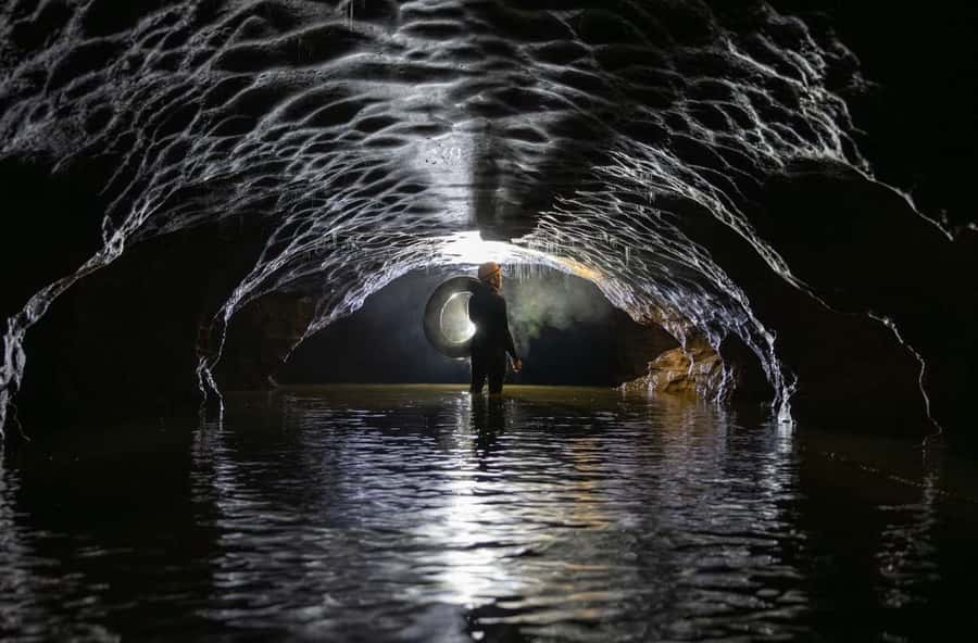 The Waitomo Experience : Okohua Glowworm Cave Tour - The midway snack and the guide’s role