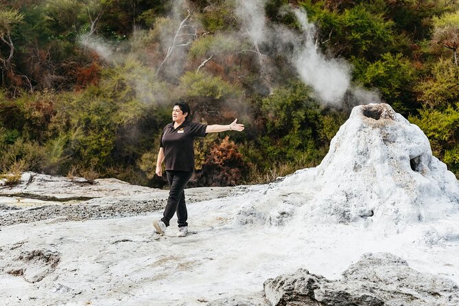 Wai-O-Tapu Thermal Wonderland, Rotorua, New Zealand - Arriving near Rotorua and getting your bearings