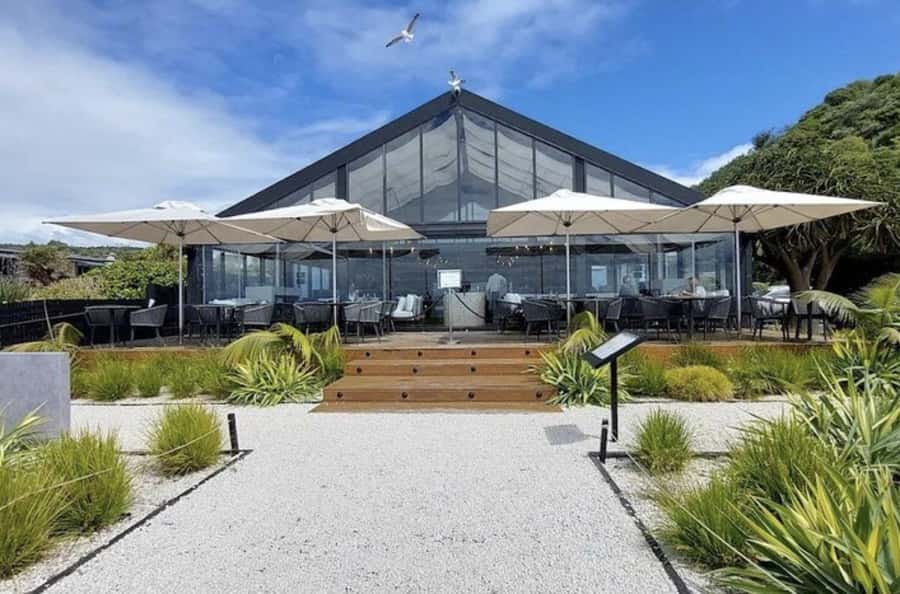 Waiheke Island: Afternoon Wine Tour with Oceanfront Lunch - KI Maha lunch at Onetangi Beach