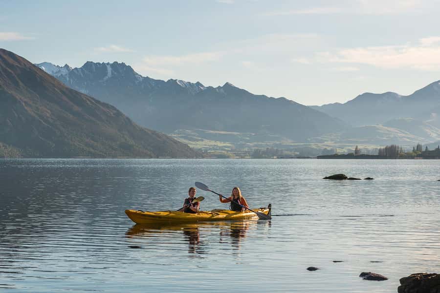 Wanaka: Lake Wanaka Guided Kayak Tour - The optional 15-minute peninsula or island walk