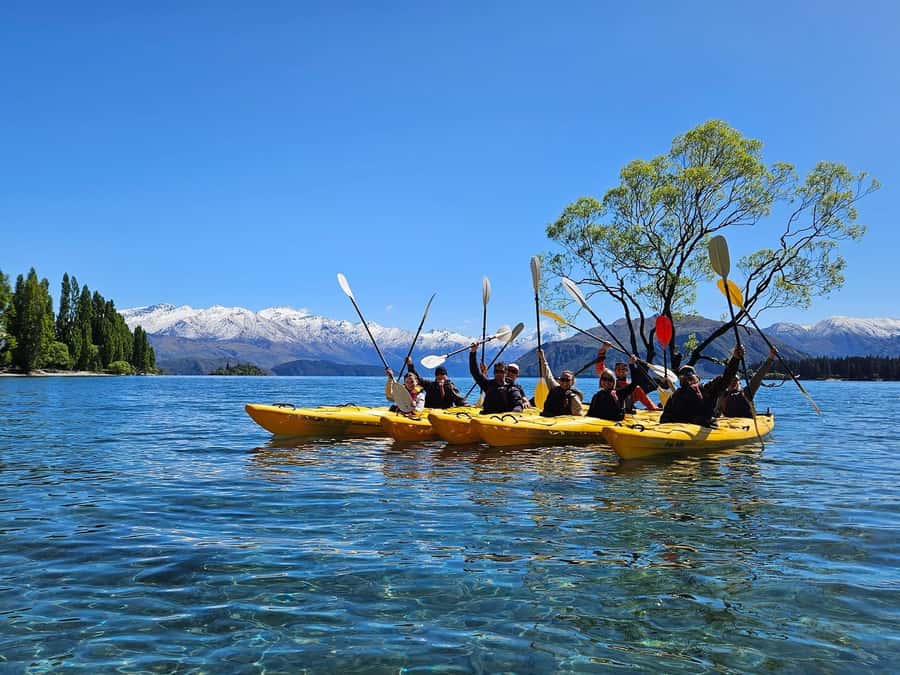 Wanaka: Lake Wanaka Guided Kayak Tour - The first strokes across the main bay
