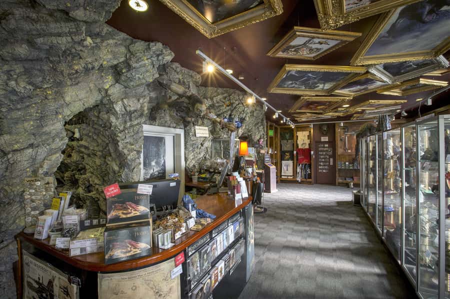 Wellington: Cave to Coast Highlights Guided Tour - Lunch at a seaside café breaks up the sightseeing
